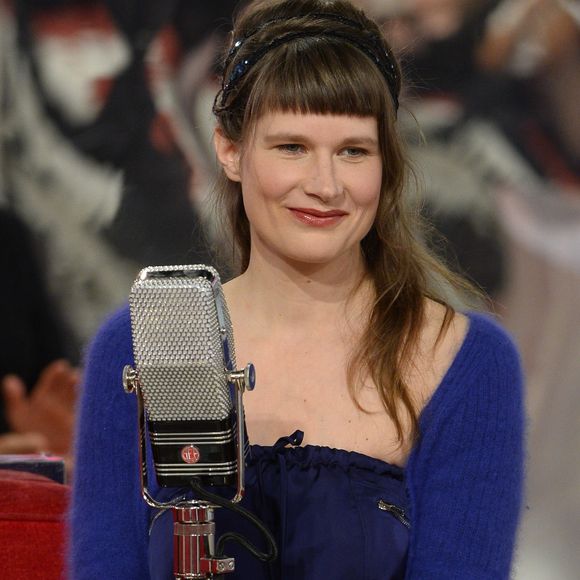 Une belle carrière auréolée de succès, qu'importe ce que diront ses détracteurs

La chanteuse Camille - Enregistrement de l'emission de "Vivement dimanche" a Paris le 9 octobre 2013.
©AGENCE / BESTIMAGE