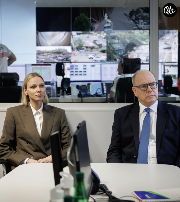 Mardi 30 juillet, le couple princier s'est rendu à la direction de la Sûreté Publique pour un point de situation.

LL.AA.SS. le Prince Albert II et la Princesse Charlène aux côtés des forces engagées - Instagram du Palais de Monaco