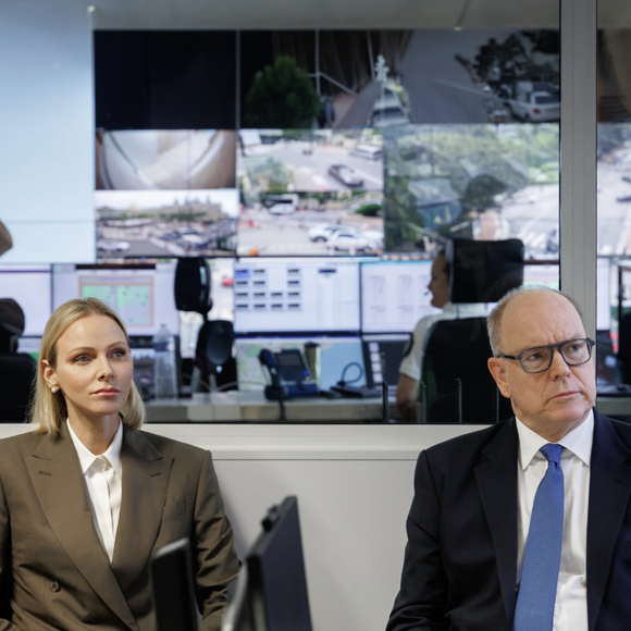 Mardi 30 juillet, le couple princier s'est rendu à la direction de la Sûreté Publique pour un point de situation.

LL.AA.SS. le Prince Albert II et la Princesse Charlène aux côtés des forces engagées - Instagram du Palais de Monaco