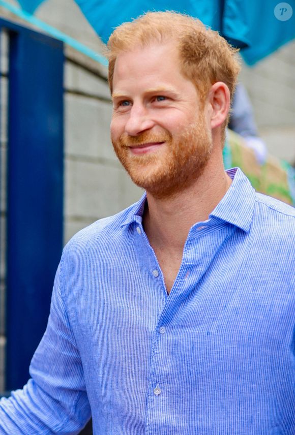 Le prince Harry, duc de Sussex, Meghan Markle, duchesse de Sussex, lors d'une rencontre avec de jeunes étudiants soulignant l'importance du bien-être socio-émotionnel dans l'éducation au Colegio La Giralda à Bogota, au deuxième jour de leur visite de quatre jours en Colombie. © Mischa Schoemaker/ABACAPRESS.COM