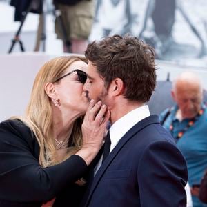 Pleine de tendresse, elle a aussi remercié son "amour", Niels Schneider.
Virginie Efira et Niels Schneider - Montée des marches du film " L'inconnue" lors du 79ème Festival International du Film de Cannes, le 18 mai 2026. © Olivier Borde / Bestimage