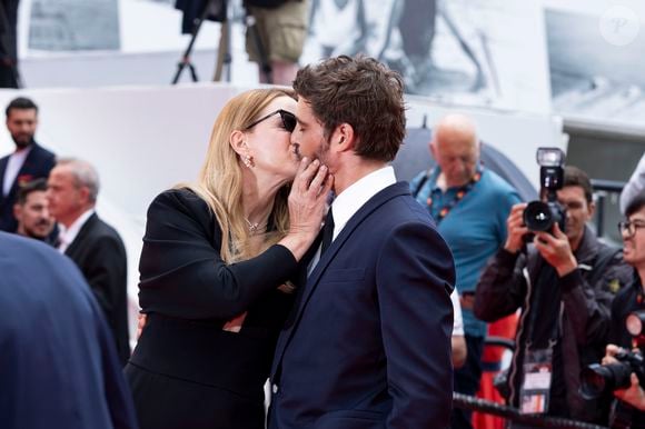 Pleine de tendresse, elle a aussi remercié son "amour", Niels Schneider. 

Virginie Efira et Niels Schneider - Montée des marches du film " L'inconnue" lors du 79ème Festival International du Film de Cannes, le 18 mai 2026. © Olivier Borde / Bestimage