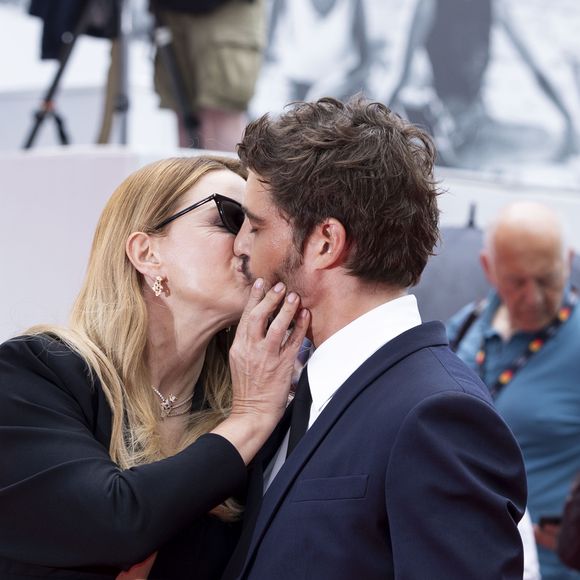 Pleine de tendresse, elle a aussi remercié son "amour", Niels Schneider. 

Virginie Efira et Niels Schneider - Montée des marches du film " L'inconnue" lors du 79ème Festival International du Film de Cannes, le 18 mai 2026. © Olivier Borde / Bestimage