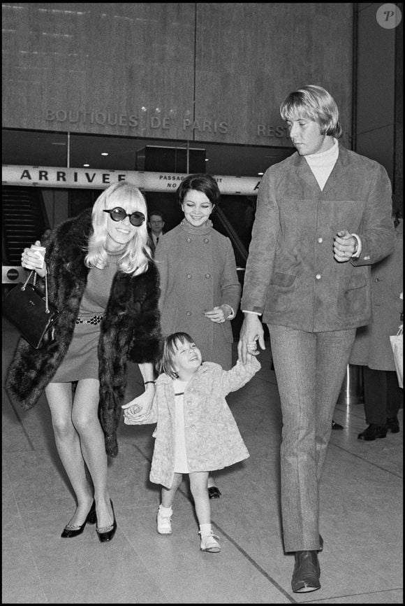 Dany Saval avec son mari Maurice Jarre et leur fille Stéfanie à l'aéroport d'Orly en 1967. AGENCE / BESTIMAGE