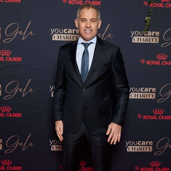 "Les informations concernant son personnage sont à ce jour encore sommaires. Tout juste sait-on que Paul Belmondo jouera un homme arrivant incognito à Sète et qu'il a lien avec une des familles du feuilleton.", détaille le magazine.

Paul Belmondo - Photocall de la première édition du "You Care Charity Gala" en faveur de la cause animale et de l'environnement au Cercle Interalliée à Paris © Cyril Moreau/Bestimage