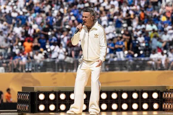 "Je marchais dans la rue l’autre jour, et j’ai réalisé que ces pensées intrusives sont inhérentes au syndrome de Gilles de la Tourette", a indiqué l'artiste de 51 ans, a repéré "Le Parisien".

Robbie Williams se produit lors de la Coupe du monde des clubs de la FIFA 2025, au stade MetLife d'East Rutherford, New Jersey, États-Unis, le 13 juillet 2025. Lev Radin/Pacific Press
