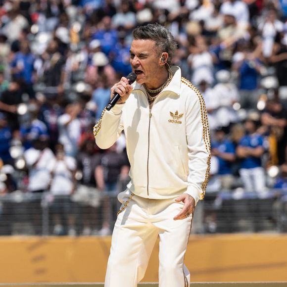 "Je marchais dans la rue l’autre jour, et j’ai réalisé que ces pensées intrusives sont inhérentes au syndrome de Gilles de la Tourette", a indiqué l'artiste de 51 ans, a repéré "Le Parisien".

Robbie Williams se produit lors de la Coupe du monde des clubs de la FIFA 2025, au stade MetLife d'East Rutherford, New Jersey, États-Unis, le 13 juillet 2025. Lev Radin/Pacific Press