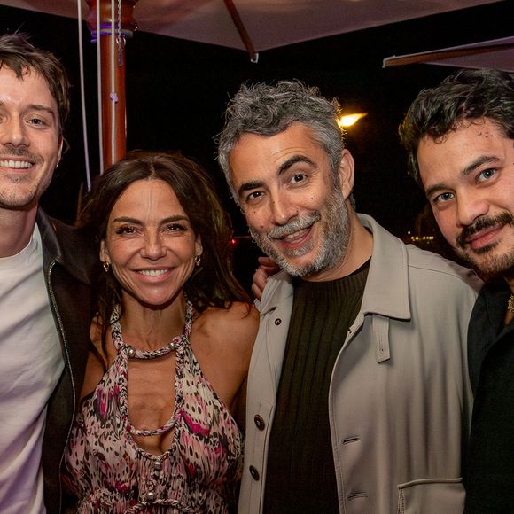 Le défilé signé Roda Soleil a enchanté l’assemblée. Trois passages de mannequins ont dévoilé des maillots de bain techniques aux imprimés audacieux, alliant design et innovation textile : bronzage possible tout en bénéficiant d’un indice de protection 30. 

Exclusif - Cesar Domboy et Sandra Sisley, guest lors d'une soirée  à la suite Sandra & Co lors du Festival International des Séries de Cannes, Canneseries Saison 8, à l’hôtel JW Marriott Cannes le 25 avril 2025.
© Aurelio Stella / William Sanches Tavares / Bestimage