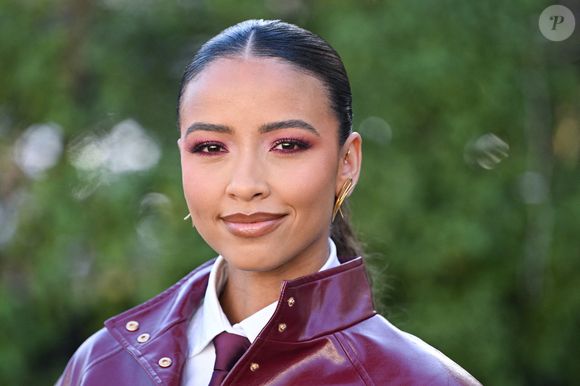 Voilà je sais qu'on ne peut pas avoir forcément toutes les Miss France en tête. On est nombreuses, mais voilà on m'a déjà appelé Flora énormément de fois."

Flora Coquerel assiste au défilé Elie Saab Womenswear Fall/Winter 2025-2026 dans le cadre de la Fashion Week de Paris à Paris, France, le 08 mars 2025. Photo by Aurore Marechal/ABACAPRESS.COM