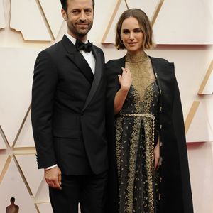 Lors d'une interview croisée pour le magazine Interview avec l'actrice de 22 ans Jenna Ortega, elle s'est laissée aller à de rares confidences sur leurs enfants Aleph et Amalia, 13 et 7 ans.

Natalie Portman (cape et robe Dior Haute Couture) et son mari Benjamin Millepied lors du photocall des arrivées de la 92ème cérémonie des Oscars 2020 au Hollywood and Highland à Los Angeles, le 9 février 2020.
Bestimage