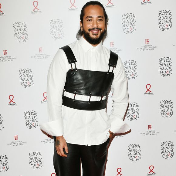 Malgré tout, Slimane continue de se produire et de défendre sa musique sur scène.

Slimane Nebchi - Photocall du « Dîner de la Mode » au bénéfice du Sidaction, au Palais de Tokyo, dans le cadre de la Fashion Week de Paris. Le 25 Janvier 2024. 

© Rachid Bellak / Bestimage