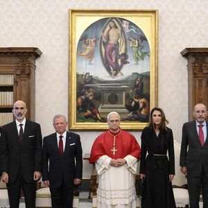 Une rencontre qui a été immortalisée sur les réseaux sociaux.

Le Pape Léon XIV rencontre Abdallah II Roi de Jordanie et son épouse la Reine Rania Al Abdullah au Vatican. Photo par (EV) Vatican media/ABACAPRESS.COM