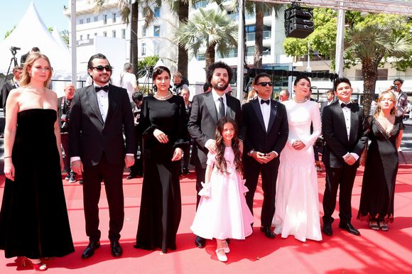 Livia Van Der Staay, guest, Parinaz Izadyar, Saeed Roustaee, Arshida Dorostkar, Payman Maadi, Sahar Goldust, Sinan Mohebi, Eva Dottelonde - Montée des marches du film « Man O Bachech (Woman and child) » lors du 78ème Festival International du Film de Cannes, au Palais des Festivals à Cannes. Le 22 mai 2025
© Jacovides-Moreau / Bestimage