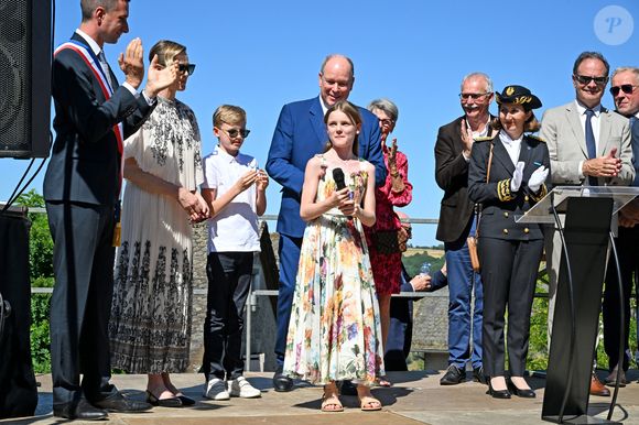 Le prince Albert II de Monaco, la princesse Charlène de Monaco, le prince Jacques de Monaco, marquis des Baux, et la princesse Gabriella de Monaco, comtesse de Carladès, ont été accueillis à Mur-de-Barrez en Aveyron par M. Pierre Ignace, le maire de la commune et membre de la délégation officielle française lors de la récente visite d’État à Monaco, le 9 juillet 2025.

© Bruno Bebert/Bestimage