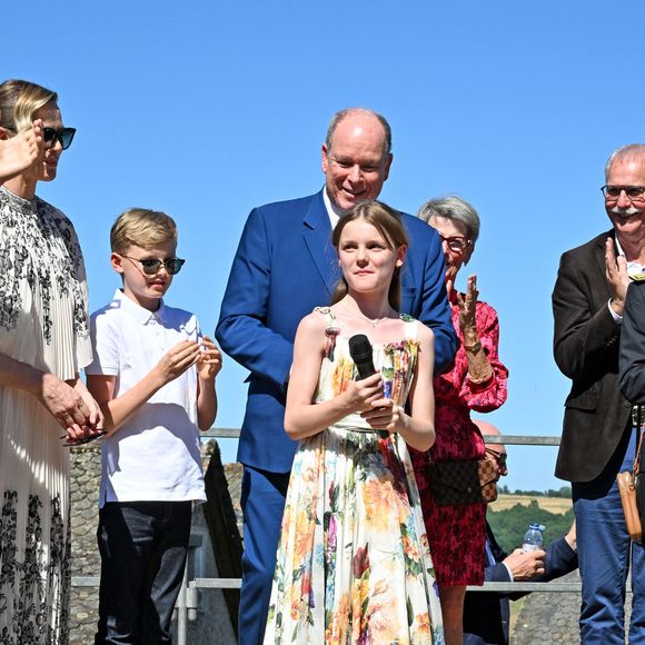 Le prince Albert II de Monaco, la princesse Charlène de Monaco, le prince Jacques de Monaco, marquis des Baux, et la princesse Gabriella de Monaco, comtesse de Carladès, ont été accueillis à Mur-de-Barrez en Aveyron par M. Pierre Ignace, le maire de la commune et membre de la délégation officielle française lors de la récente visite d’État à Monaco, le 9 juillet 2025.

© Bruno Bebert/Bestimage