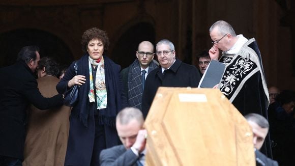 En pleine cérémonie, le fils de Bertrand Blier et Anouk Grinberg (Léonard) ne ménage pas son père regretté