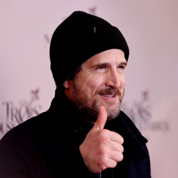 Et de confier : Ça vient aussi de lacunes à l’école, j’étais dyslexique. Il y avait cette anxiété, cette colère de ne pas être à la hauteur à l’école comme les autres (...)".

Guillaume Canet - Première du film  "Les Trois Mousquetaires: Milady" au Grand Rex à Paris le 10 décembre 2023.  © Coadic Guirec - Dominique Jacovides /Bestimage