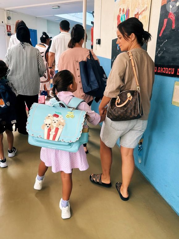 Alizee et sa fille Maggy à l'école pour la rentrée au CP