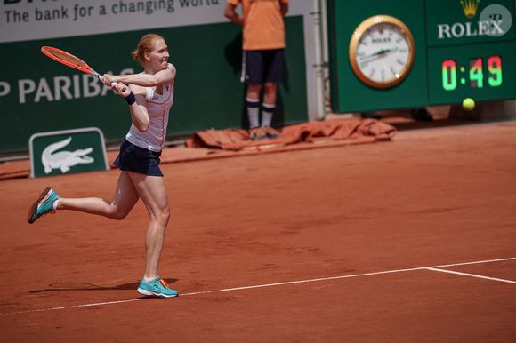 La Belge Alison Van Uytvanck lors des Internationaux de France de Tennis de Roland Garros 2022, le 25 mai 2022. © Aurélien Morissard / Panoramic / Bestimage