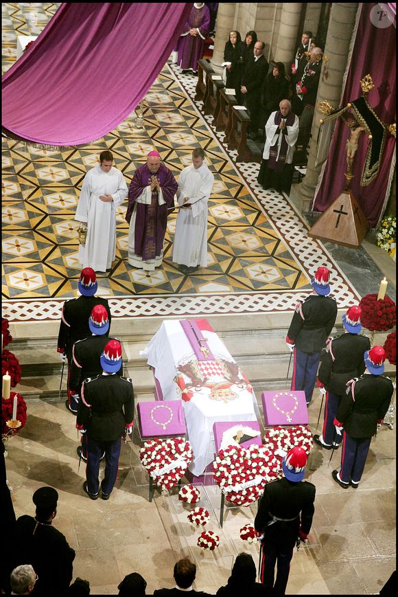qui a toutefois eu le droit de manquer les obsèques du prince qui se déroulaient pendant sa lune de miel.

Obsèques du prince Rainier III en la cathédrale de Monaco en 2005
©ASLAN-JACOVIDES / BESTIMAGE