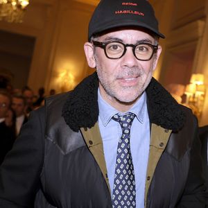 "Je ne suis pas devenu un nouvel homme. Je ne suis pas venu en volant ! Mais cela dit, je suis un peu plus indulgent avec moi-même depuis. Donc quand j’ouvre à nouveau la porte 25 fois parce que j’oublie toujours, je souris." 

Manu Payet - Soirée de gala pour la Fondation de la Recherche en Physiologie, "Les Stéthos d'Or" au Four Seasons Hôtel George V à Paris le 16 mars 2026. © Cédric Perrin/Bestimage