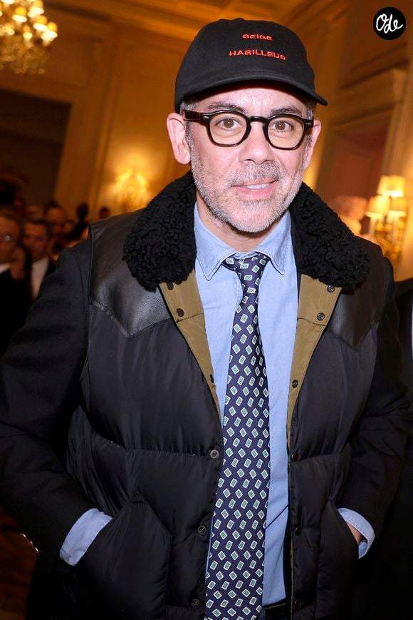 "Je ne suis pas devenu un nouvel homme. Je ne suis pas venu en volant ! Mais cela dit, je suis un peu plus indulgent avec moi-même depuis. Donc quand j’ouvre à nouveau la porte 25 fois parce que j’oublie toujours, je souris." 

Manu Payet - Soirée de gala pour la Fondation de la Recherche en Physiologie, "Les Stéthos d'Or" au Four Seasons Hôtel George V à Paris le 16 mars 2026. © Cédric Perrin/Bestimage