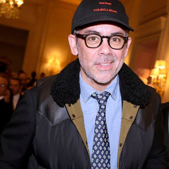 "Je ne suis pas devenu un nouvel homme. Je ne suis pas venu en volant ! Mais cela dit, je suis un peu plus indulgent avec moi-même depuis. Donc quand j’ouvre à nouveau la porte 25 fois parce que j’oublie toujours, je souris." 

Manu Payet - Soirée de gala pour la Fondation de la Recherche en Physiologie, "Les Stéthos d'Or" au Four Seasons Hôtel George V à Paris le 16 mars 2026. © Cédric Perrin/Bestimage
