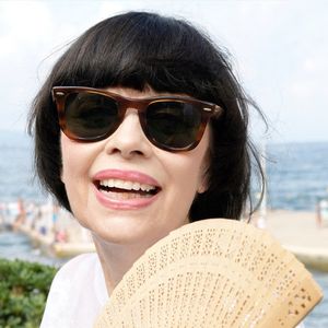 Une réunion familiale particulièrement importante pour l’artiste, qui a pu souffler ses bougies entourée de l’ensemble de sa fratrie.

Exclusif - Mireille Mathieu - La visite annuelle de Mireille Mathieu à Saint-Tropez, s'est déroulée par un passage à l'église du village et une visite à son amie du restaurant "Le Caprice des deux", le 4 aout 2026. © Sophie louvet / Nice-Matin / Bestimage