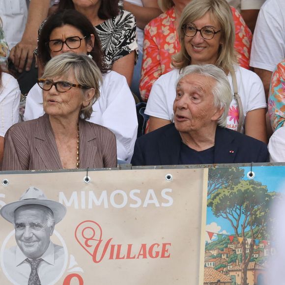 Semi-exclusif - Michel Sardou et sa femme Anne-Marie Périer, Romain Sardou - Michel Sardou rend hommage à son père en famille lors du premier trophée de pétanque "Fernand Sardou" à Bormes-les-Mimosas le 29 mai 2026. Le célèbre chanteur est venu en famille avec sa femme, son fils Romain avec son fils de deux ans et demi et de sa compagne enceinte de son deuxième enfant.
La première édition du Trophée Fernand Sardou est organisée du 29 au 31 mai au coeur du village de Bormes les Mimosas. Une initiative portée par Michel et son fils Romain, pour rendre hommage à leur illustre parent Fernand Sardou au travers d'un tournoi de pétanque.
En lien avec la municipalité et l'Amicale Bouliste Borméenne (ABB), un premier Trophée Fernand Sardou sera organisé avec deux grands temps forts : Le vendredi, dès 18h, un tournoi d'exhibition sera proposé et verra s'affronter 16 triplettes. Puis un concours fédéral à pétanque sera organisé le weekend et ouvert à tous les amateurs. 128 équipes seront réparties sur les sites les plus emblématiques du village, à savoir au boulodrome de la place Saint-François, mais aussi au parc Cigalou, sur le site du château et à l'ancien stade. © Franz Chavaroche/Bestimage