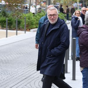 Lundi 9 mars, aux commandes des Grosses Têtes sur RTL, l'animateur a tenu à saluer Gérard Hernandez et il a eu de doux mots pour Micheline.

Exclusif - Laurent Ruquier à la sortie des studios de RTL à Neuilly-sur-Seine, le 16 octobre 2025.
Agence / Bestimage