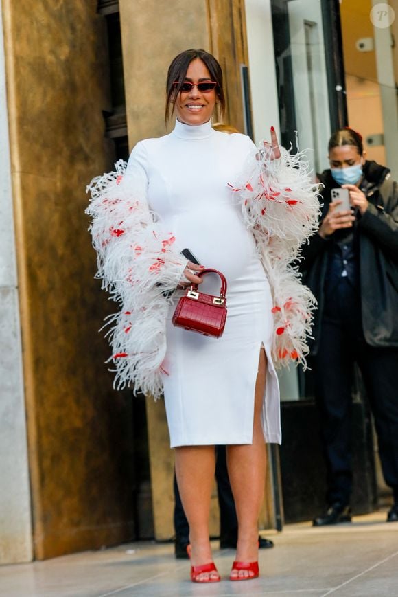 Amel Bent, enceinte, à la sortie du défilé femme Giambattista Valli Automne/Hiver 2022/2023 lors de la Fashion Week de Paris, France, le 7 mars 2022. © Veeren-Clovis/Bestimage