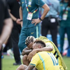 Une phrase attribuée à Napoléon Bonaparte affirme : "Le courage, ce n'est pas d'avoir la force de continuer, c'est de continuer même quand on n'a plus de force."

Des joueurs brésiliens réconfortent Neymar après la défaite du Brésil contre la Norvège lors de la Coupe du monde 2026 au Jersey Stadium de New York, le 5 juillet 2026.

© Elyxandro Cegarra / PsnewZ / Bestimage