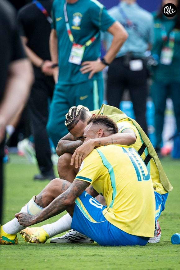 Une phrase attribuée à Napoléon Bonaparte affirme : "Le courage, ce n'est pas d'avoir la force de continuer, c'est de continuer même quand on n'a plus de force."

Des joueurs brésiliens réconfortent Neymar après la défaite du Brésil contre la Norvège lors de la Coupe du monde 2026 au Jersey Stadium de New York, le 5 juillet 2026.

© Elyxandro Cegarra / PsnewZ / Bestimage