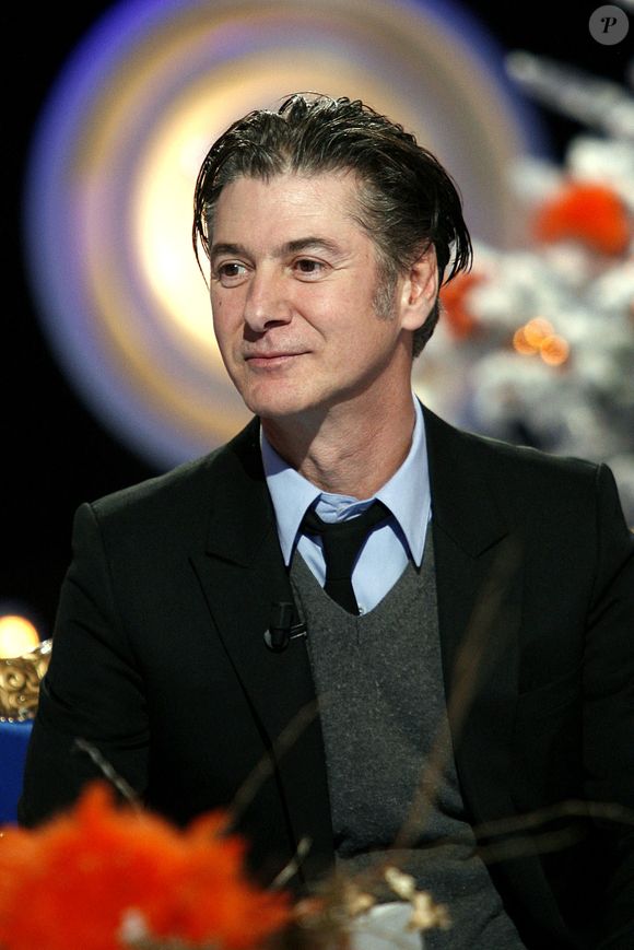Etienne Daho dans une émission de télévision française, enregistrée à Saint-Denis, au nord de Paris, France, le 17 décembre 2007. Photo par Greg Soussan/ABACAPRESS.COM