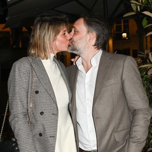 Exclusif - Romain Sardou et sa compagne Kym Thiriot-  Cérémonie de remise du prix Raymond Devos au théâtre Edouard VII à Paris cadre de la 28ème édition de la semaine de la Langue Française et de la Francophonie le 20 mars 2023. Le théâtre a rendu hommage à R. Devos avec le spectacle "Il a de la côte Devos!" mis en scène par D. Benoin.
A. Lutz et M. Robin héritiers de l'artiste, salués pour leur maitrise de la langue et leur manière de jouer, ont reçus leurs prix. © Coadic Guirec - Cyril Bruneau / Bestimage