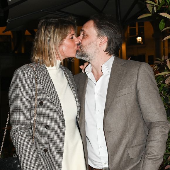 Exclusif - Romain Sardou et sa compagne Kym Thiriot-  Cérémonie de remise du prix Raymond Devos au théâtre Edouard VII à Paris cadre de la 28ème édition de la semaine de la Langue Française et de la Francophonie le 20 mars 2023. Le théâtre a rendu hommage à R. Devos avec le spectacle "Il a de la côte Devos!" mis en scène par D. Benoin.
A. Lutz et M. Robin héritiers de l'artiste, salués pour leur maitrise de la langue et leur manière de jouer, ont reçus leurs prix. © Coadic Guirec - Cyril Bruneau / Bestimage