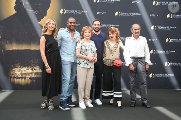 C'est la femme de Philippe, jouée par Amélie Etasse, qui a tout orchestré
Amélie Etasse, Loup-Denis Elion, Marion Game, David Mora et sa compagne Anne-Elisabeth Blateau, Gérard Hernandez - 57ème Festival de télévision de Monte-Carlo. © Denis Guignebourg/Bestimage