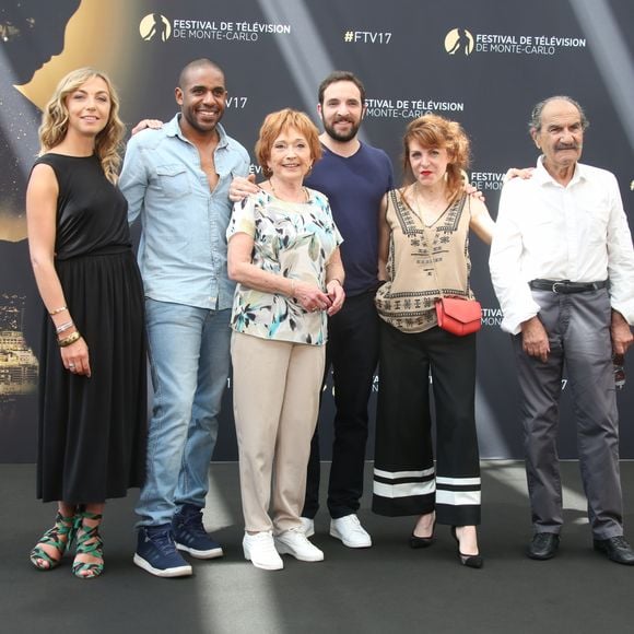 C'est la femme de Philippe, jouée par Amélie Etasse, qui a tout orchestré
Amélie Etasse, Loup-Denis Elion, Marion Game, David Mora et sa compagne Anne-Elisabeth Blateau, Gérard Hernandez - 57ème Festival de télévision de Monte-Carlo. © Denis Guignebourg/Bestimage