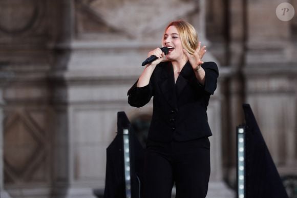Exclusif - Santa (Samantha Cotta, chanteuse du groupe HYPHEN HYPHEN) - Enregistrement de l'émission "Paris 2024 le concert événement...dans un an les jeux" sur le parvis de l'Hôtel de Ville de Paris, diffusée le 25 juillet sur France 2 à 21h10. Le 3 juillet 2023
© Tiziano Da Silva-Christophe Clovis / Bestimage