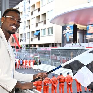 Le footballeur officiait comme starter de la course.
Alexandre Grimaldi, le fils du prince de Monaco et de N.Costes, avec Paul Pogba et sa femme Maria Zulay Pogba lors du 15ème Grand Prix de Monaco Historique, le 26 avril 2026. 
© Bruno Bebert / Bestimage