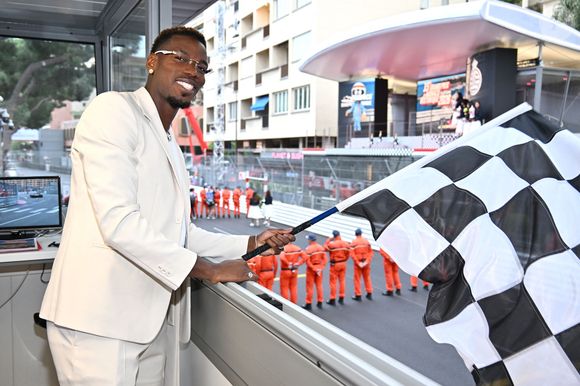 Le footballeur officiait comme starter de la course.
Alexandre Grimaldi, le fils du prince de Monaco et de N.Costes, avec Paul Pogba et sa femme Maria Zulay Pogba lors du 15ème Grand Prix de Monaco Historique, le 26 avril 2026. 
© Bruno Bebert / Bestimage