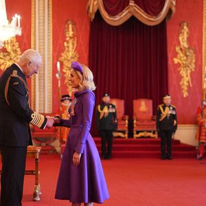 Mme Amy Dowden, de Rowley Regis, avocate et ambassadrice de Crohn's and Colitis UK, est nommée membre de l'Ordre de l'Empire britannique par le roi Charles III au palais de Buckingham, à Londres. Cette distinction récompense les services rendus en matière de collecte de fonds et de sensibilisation aux maladies inflammatoires de l'intestin. Date de la photo : mardi 18 février 2025. Photo by Jordan Pettitt/PA Photos/ABACAPRESS.COM