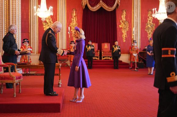 Mme Amy Dowden, de Rowley Regis, avocate et ambassadrice de Crohn's and Colitis UK, est nommée membre de l'Ordre de l'Empire britannique par le roi Charles III au palais de Buckingham, à Londres. Cette distinction récompense les services rendus en matière de collecte de fonds et de sensibilisation aux maladies inflammatoires de l'intestin. Date de la photo : mardi 18 février 2025. Photo by Jordan Pettitt/PA Photos/ABACAPRESS.COM