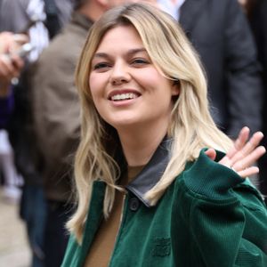 "On s'imagine que j'ai un métier ingérable, mais au final, ce n'est que de l'orga : la mère de mon mec nous aide, des potes, une nounou...".

Louane aux arrivées du défilé Miu Miu Collection Femme Prêt-à-Porter Printemps/Eté 2026 lors de la Fashion Week de Paris (PFW), au Conseil Économique, social et environnemental, Palais d'lena, à Paris, France, le 6 octobre 2025. © Denis Guignebourg / Bestimage
