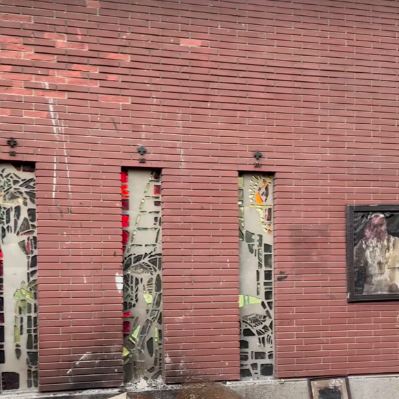 Ce fut notamment le cas de Laeticia Hallyday

Laeticia Hallyday dévoile les ravages des incendies de Los Angeles sur une chapelle située à proximité de sa villa le dimanche 2 février 2025 sur Instagram.
Crédit : Instagram/lhallyday