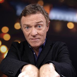 Selon Le Parisien, il se lance dans un nouveau projet en solo avec un podcast intitulé "100 % Hondelatte", dédié aux récits de crimes inédits. 

Rendez-vous portrait en studio avec Christophe Hondelatte à Paris.

© Cédric Perrin / Bestimage