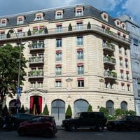 Avec son terrain de pickleball, son spa et ses chambres à 1400e la nuit minimum, Le Fouquet's Paris obtient une distinction de taille !