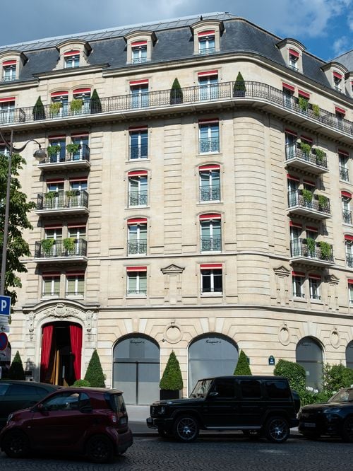 Avec son terrain de pickleball, son spa et ses chambres à 1400e la nuit minimum, Le Fouquet's Paris obtient une distinction de taille !