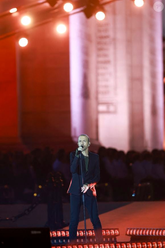 Exclusif - Calogero - Emission "Le concert pour la paix" sur les Champs-Elysées à Paris, retransmis en direct sur France 2, le 8 mai 2025. © Christophe Clovis - Pierre Perusseau / Bestimage