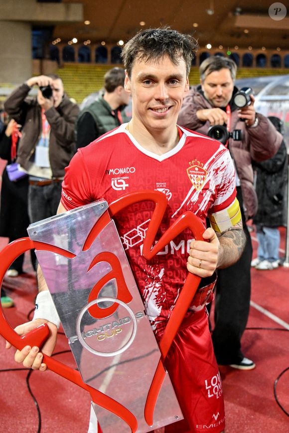 Et il est très engagé dans le football dans la principauté

Louis Ducruet et le trophée de la rencontre durant la sixième édition de la Fight Aids Cup, un match de football caritatif au stade Louis II à Monaco, le 25 janvier 2026, qui oppose l'équipe du Cirque FC de la princesse Stéphanie et les Barbagiuans du prince Albert. Ce match de charité a pour but de soutenir Fight Aids Monaco, association qui lutte contre le virus du VIH, soutenue par l'AS Monaco, et dont la princesse Stéphanie en est la présidente. Dans l'équipe du prince, il y a notamment Charles Leclerc, Youri Djorkaeff, en capitaine Louis Ducruet et Ludovic Giuly en coach heureux car son équipe a remporté la rencontre aux pénalties et malgré la présence de Christian Karembeu ou d'Andriy Chevtchenko venus en renfort dans l'équipe du cirque. C'est la princesse Stéphanie qui a donné le coup d'envoi au côté de Paul Pogba.© Bruno Bebert / Bestimage